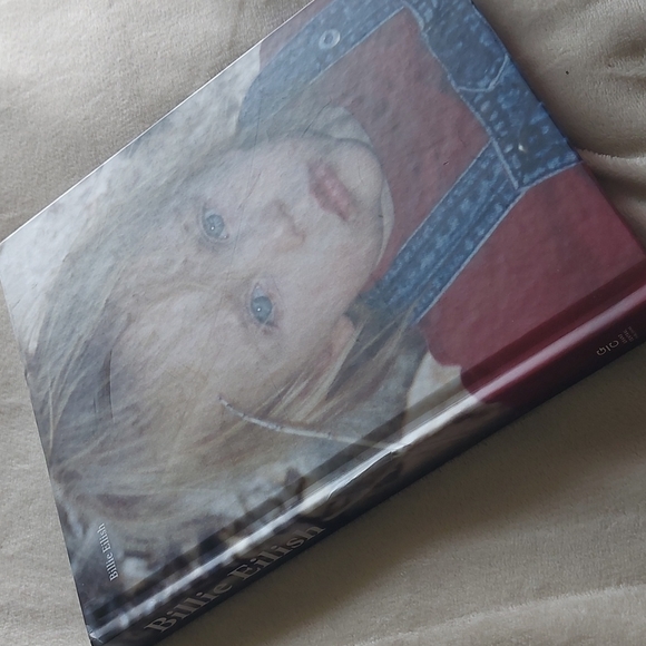Billie Eilish photo book hardcover coffee table book - Picture 2 of 11
